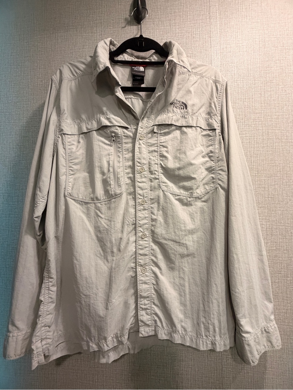The North Face Men's Light Gray Lightweight Long Sleeve Buttoned Shirt Large